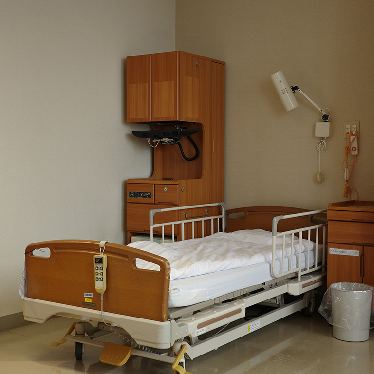 ベッドに物品が置かれている